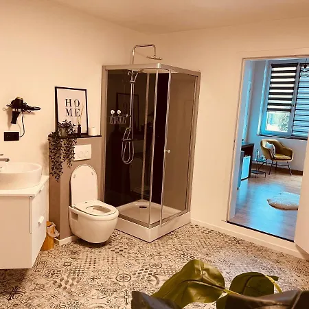 La Deluxe Twin Bed & Breakfast *