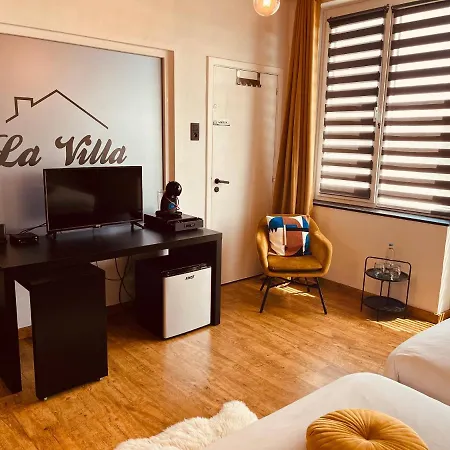 La Deluxe Twin Bed & Breakfast *