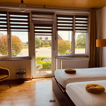 La Deluxe Twin Bed & Breakfast *