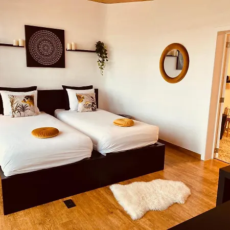 La Deluxe Twin Bed & Breakfast *