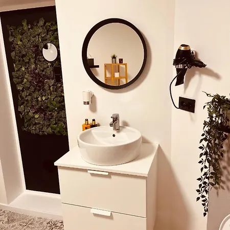La Deluxe Twin Bed & Breakfast